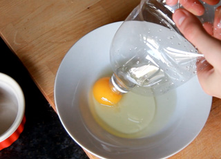 How to separate egg yolk with a bottle