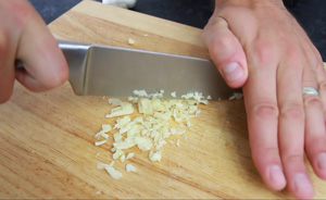 How to mince garlic